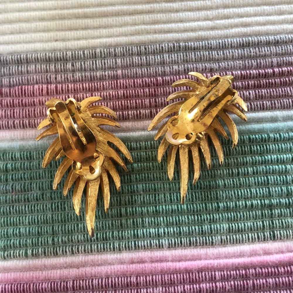 VINTAGE White Feather Clip-on Earrings 🪶 - Picture 5 of 6